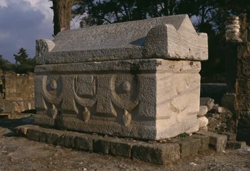 Vista de un sarcófago, cementerio romano